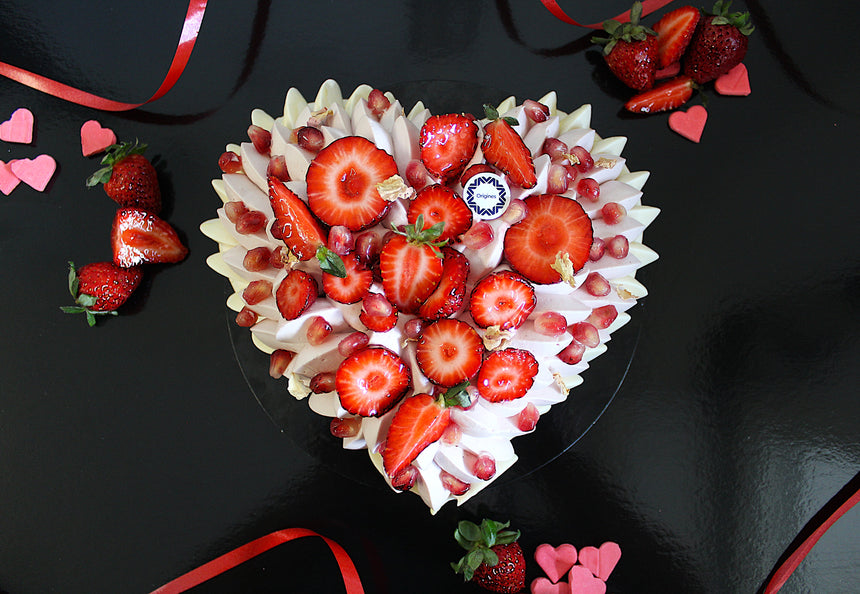 Cœur Pavlova Fraise Letchi, framboise et grenade.