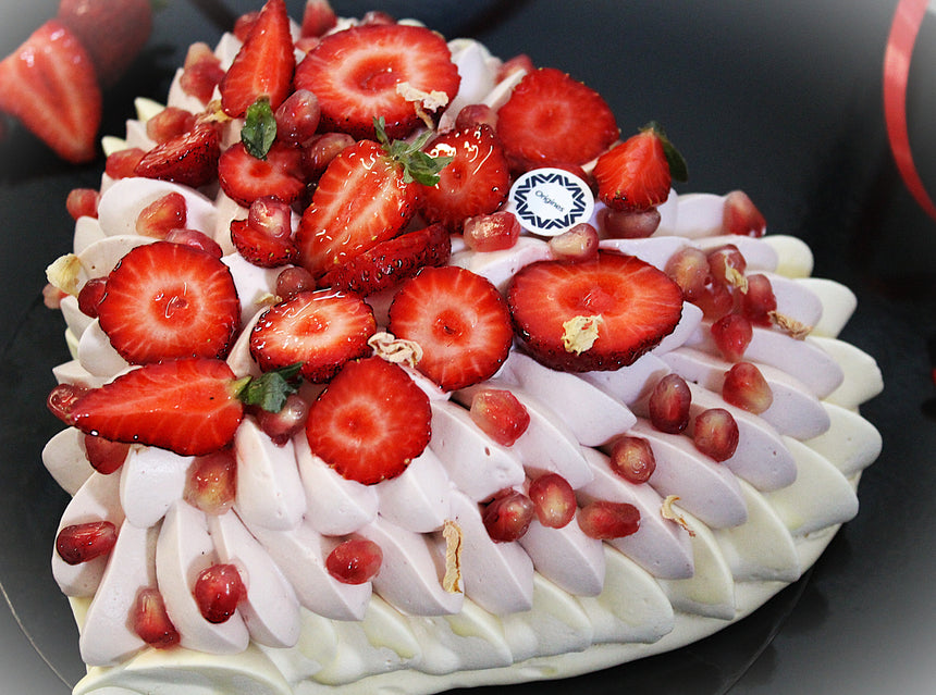 Cœur Pavlova Fraise Letchi, framboise et grenade.